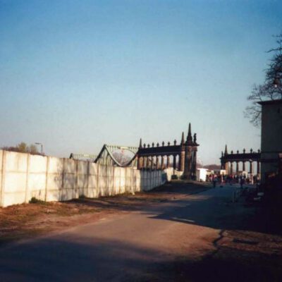 Die Hinterlandmauer in der Schwanenallee Anfang 1990 - Foto: Stiftung Berliner Mauer, Ulrich Zimmer
