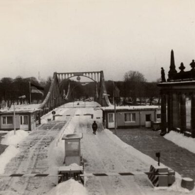 Der Grenzübergang Glienicker Brücke im Winter des Jahres 1985 - Foto: Potsdam Museum - Forum für Kunst und Geschichte, Sammlung Fotografie