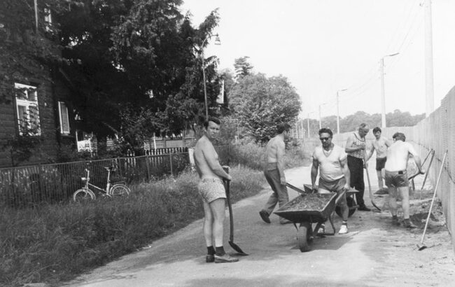 02A1_S-V_01300 Freiwillige helfen bei der Ausbesserung der Schwanenallee an der Matrosenstation Kongsnæs (undatiert) - Foto: Stadtarchiv Potsdam
