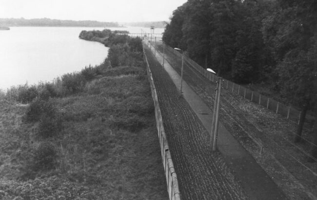 Der Todestreifen (hier ca. 1985 am Quapphorn ) wurde nachts taghell ausgeleuchtet - Foto: Potsdam Museum - Forum für Kunst und Geschichte, Sammlung Fotografie