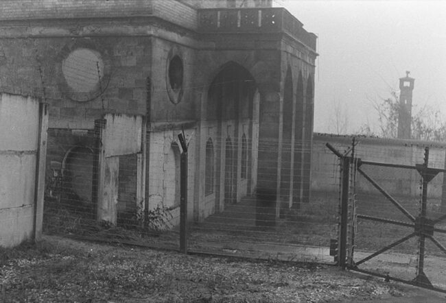 0465_33981 Der Zugang zur Meierei wurde versperrt und alle Fensteröffnungen verschlossen - Foto: Potsdam, Neuer Garten, An der Meierei/SPSG/Peter Rohn