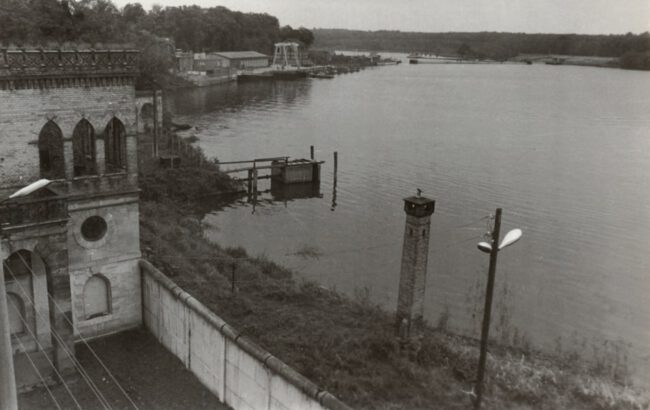 04B1_Foto-6_GR_44_Fotodok_PotsdMuseum_Meierei-Hafen Die Meierei und der Hafen der Bootskompanie im Potsdamer Grenzstreifen (ca. 1985) - Foto: Potsdam Museum - Forum für Kunst und Geschichte, Sammlung Fotografie