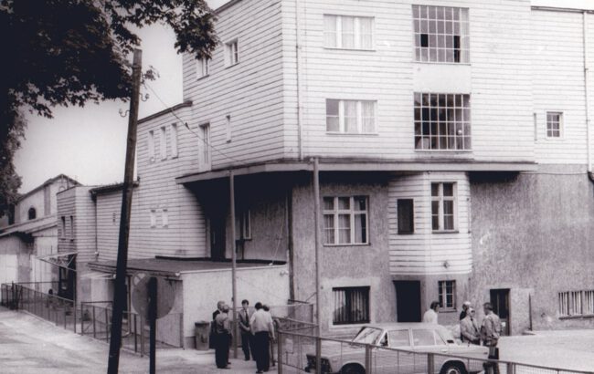 Die Villa Hagen in der Potsdamer Bertinistraße während der Nutzung als Rechenzentrum (1980er Jahre) - Foto: Privatbesitz