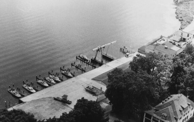 06B1_MfS+HA_III+Fo+263+Bild_0018_Alternativ Hafen der Bootskompanie mit Villa Starck (unten rechts) und Villa Hagen (1990) - Foto: BStU, MfS HA III Fo 263 Bild 18