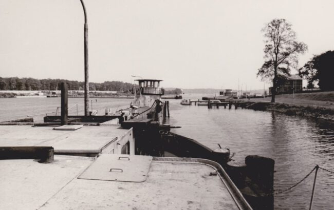 07A1_HQ_Bertini_Benecke-8 Blick vom verankerten Kontrollschiff auf den Schiffs-Grenzübergang Nedlitz (undatiert) - Foto: Privatbesitz
