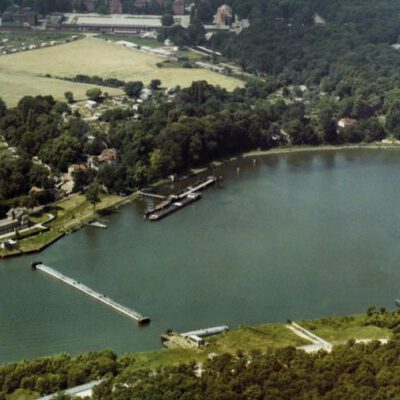 Alte Farb-Luftaufnahme mit Blick auf den Wasser-Grenzübergang: Pontonsperre am Grenzübergang für Schiffe Nedlitz (ca. 1985) - Foto: BStU, MfS HA II Fo 0810 Bild 12