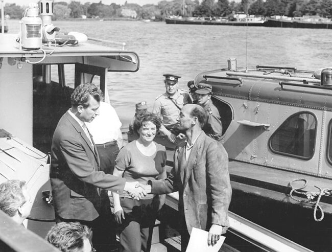 08A1_Bild183-D0701-0026-001 Ein DDR-Pressefoto zeigt die Übergabe einer Transit-Fahrerlaubnis an einen westdeutschen Kapitän in Nedlitz im Jahr 1965 - Foto: Bundesarchiv, Klaus Franke, Bild 183-D0701-0026-001