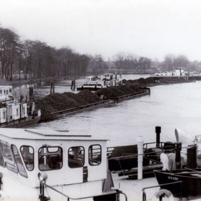 S/W Foto mit Blick über den Hafen: Im Transitverkehr zwischen der Bundesrepublik und West-Berlin auf dem Wasser erfolgten überwiegend Transporte von Kohle, Öl und Kies (undatiert) - Foto: Privatbesitz