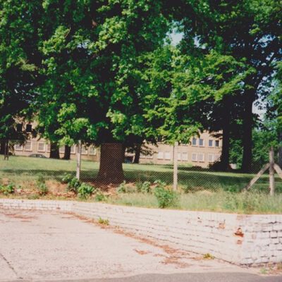 Alte Farbaufnahme eines Hofs mit Baum und einem Gebäude im Hintergrund: Bildreihe über den Abriss der Grenztruppen-Kaserne im Jahr 1992 - Foto: Privatbesitz
