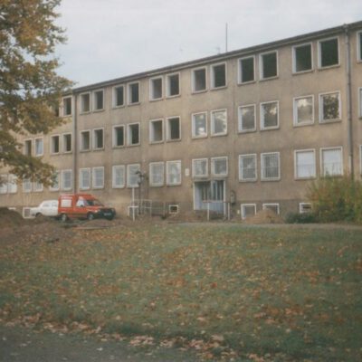 Alte Farbaufnahme eines langen 3geschossigen Gebäudes: Bildreihe über den Abriss der Grenztruppen-Kaserne im Jahr 1992 - Foto: Privatbesitz