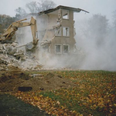 Niederstürzende Gebäudeteile im Schutt mit aufkommenden Wolken: Bildreihe über den Abriss der Grenztruppen-Kaserne im Jahr 1992 - Foto: Privatbesitz