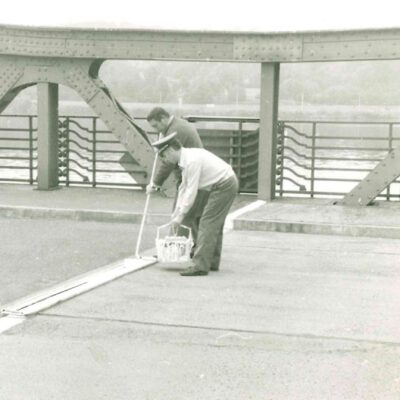 Die weiße Grenzmarkierung auf der Mitte der Brücke wird erneuert (1970-1980er Jahre) - Foto: Privatbesitz