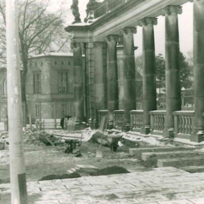 Reparaturarbeiten an den Kolonnaden mit Blick auf die Villa Schöningen - Foto: Privatbesitz