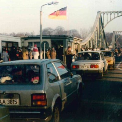 Nach der Grenzöffnung der Glienicker Brücke ist der Andrang groß, Anfang 1990 - Foto: Privatbesitz