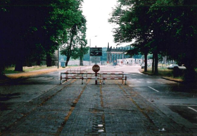 Beneke_GUESt_GB_7 Um zu ihren Häusern zu gelangen, mussten die Bewohner der Schwanenallee die Kontrollstelle vor der Glienicker Brücke passieren - Foto: Privatbesitz
