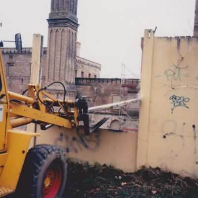 Gelbes Baggerfahrzeug reißt Mauer herunter: Abriss der Mauer nördlich der Meierei in den 1990er Jahren - Fotos: Privatbesitz