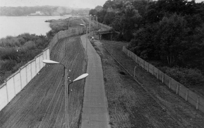 GR_44_Fotodok_PotsdMuseum_Hasengraben Auch die Schwanenbrücke am Anfang des Potsdamer Neuen Gartens lag im Todesstreifen - Foto: Potsdam Museum - Forum für Kunst und Geschichte, Sammlung Fotografie