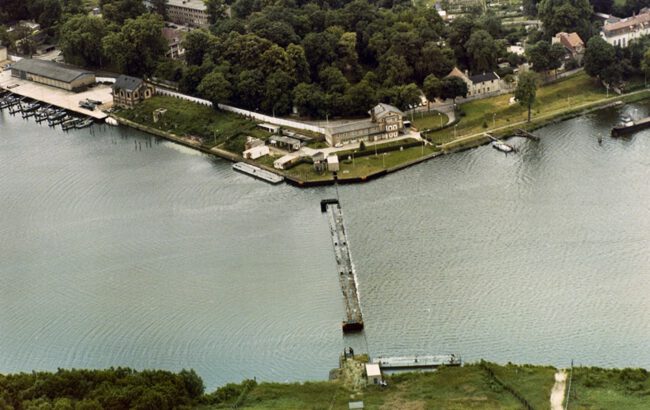 Pontonsperre am Grenzübergang für Schiffe Nedlitz (ca. 1985) - Foto: BStU, MfS HA II Fo 0810 Bild 09