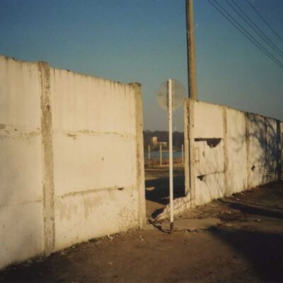Im Jahr 1990 gibt ein abmontiertes Betonsegment die Sicht auf das Maschinenhaus im Park Babelsberg frei - Foto: Stiftung Berliner Mauer, Ulrich Zimmer